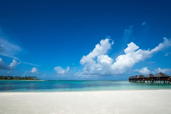 Красивый пляж с водными бунгало на Мальдивах — стоковое фото