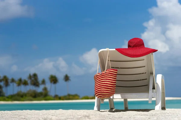 Пляжные стулья в шляпе на белом песке — стоковое фото