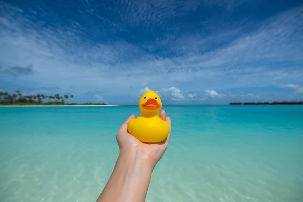 Gele eend op het tropische strand. Concept-reizen en vakantie — Stockfoto