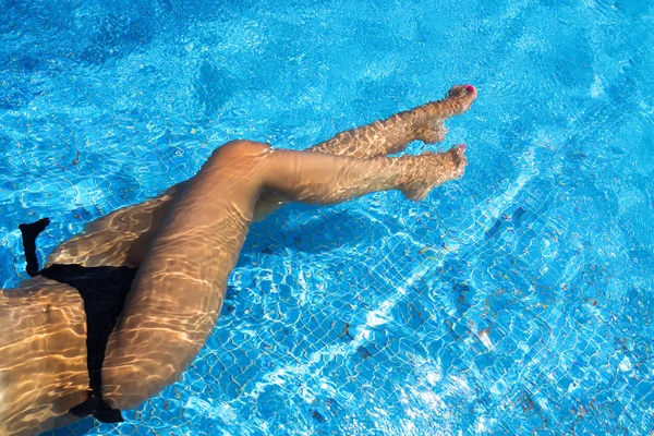 Havuzun içindeki güzel kadın bacaklarının yakın çekimi. — Stok fotoğraf