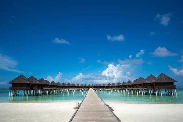 Bella spiaggia con bungalow acquatici alle Maldive — Foto Stock