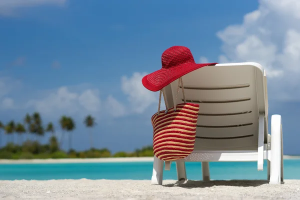 Sedie da spiaggia con cappello sulla spiaggia di sabbia bianca — Foto Stock