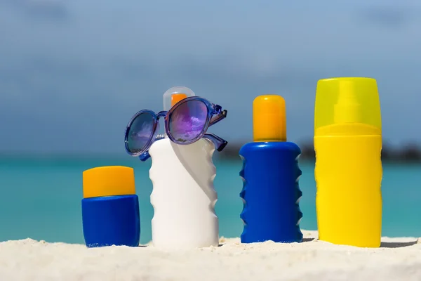 Sahilde güneş koruyucu krem şişesi — Stok fotoğraf
