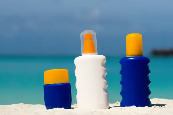 Μπουκάλι sunscreen κρέμα στην παραλία — Φωτογραφία Αρχείου