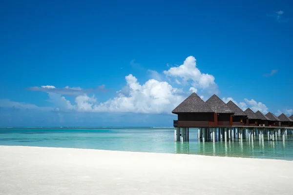 Bella spiaggia con bungalow acquatici alle Maldive — Foto Stock