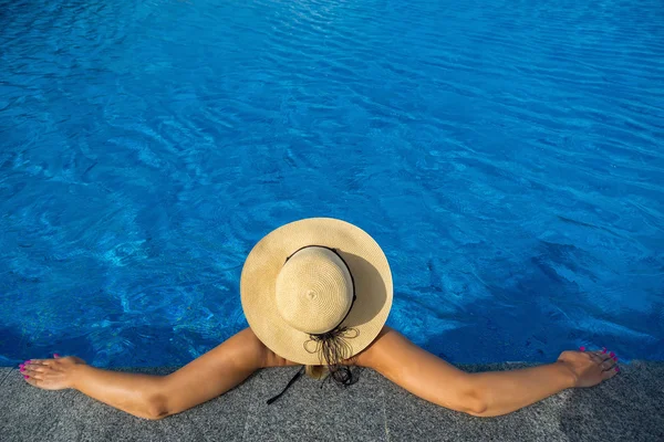 Güzel bir kadın tarafından havuzu üstten görünüm yatay güneşlenme. Summer — Stok fotoğraf