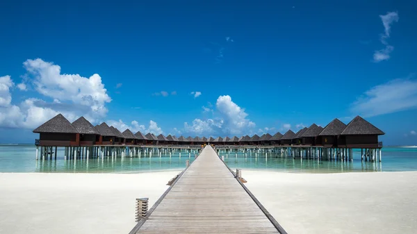 Bella spiaggia con bungalow acquatici alle Maldive — Foto Stock