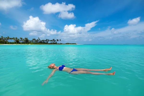 Carino donna rilassante sulla spiaggia tropicale — Foto Stock