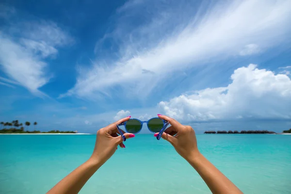 Image de lunettes de soleil sur la plage tropicale, vacances. Voyageur — Photo