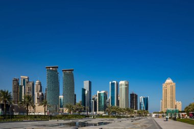 DOHA, Katar - 23 Kasım 2019: Doha, Katar 'da güzel mavi bir gökyüzü gününde Batı Körfezi Şehri silueti. Batı Körfezi, Doha 'nın en önemli bölgelerinden biridir..