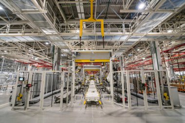 Otomobil montaj hattı üretimi. Otomobil montaj hattı iskeletini tamamlamak için monte edilmedi.