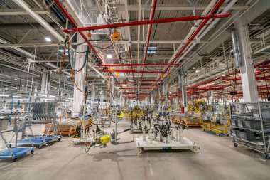 Otomobil montaj hattı üretimi. Otomobil montaj hattı iskeletini tamamlamak için monte edilmedi.