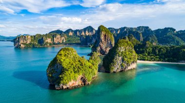 Tayland, Krabi 'deki Railay plajı, yukarıdan tropikal Railay ve Pranang sahilleri ve Andaman denizi kıyıları görünüyor.