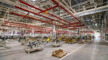 Otomobil montaj hattı üretimi. Otomobil montaj hattı iskeletini tamamlamak için monte edilmedi.