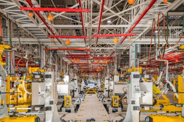 Otomobil montaj hattı üretimi. Otomobil montaj hattı iskeletini tamamlamak için monte edilmedi.