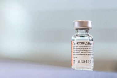 MOSCOW, RUSSIA - APRIL 01, 2021: Coronavirus Covid 19 aşısı Sputnik V (yerel adı GamcovidVac) Rusya 'da üretildi ve sevkiyata hazır.