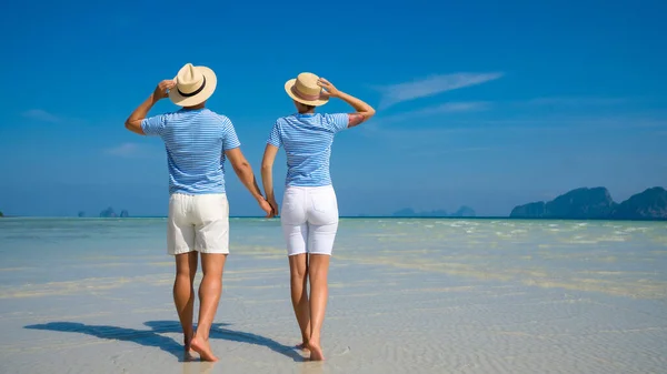 Pasangan Muda Yang Bahagia Pantai Tropis Saat Liburan Musim Panas — Stok Foto