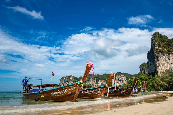 Krabi Thajsko Listopad 2019 Úžasný Výhled Krásnou Pláž Dlouholetými Čluny — Stock fotografie