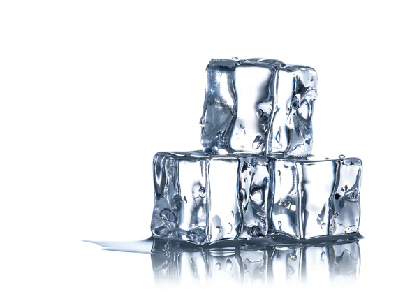 Cubes de glace sur fond blanc . — Photo