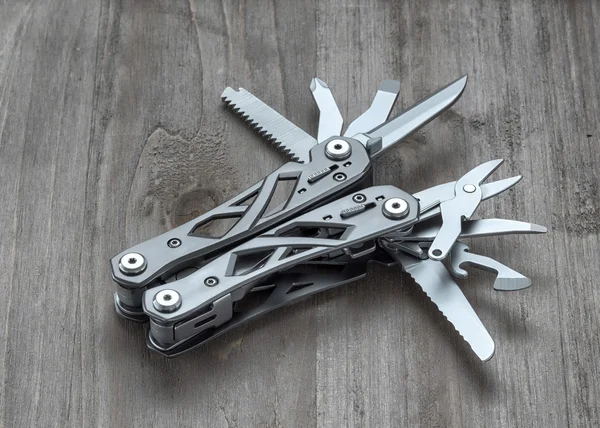 Stanless stalen multitool geïsoleerd — Stockfoto