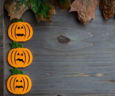 el yapımı keçe jack-o-lantern rustik ahşap kaprisli halloween arka plan görüntüsü