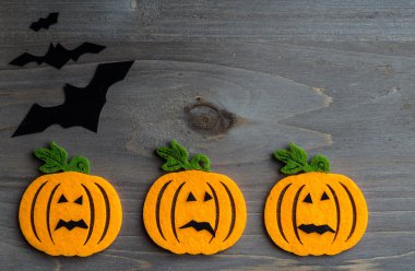 el yapımı keçe jack-o-lantern rustik ahşap kaprisli halloween arka plan görüntüsü