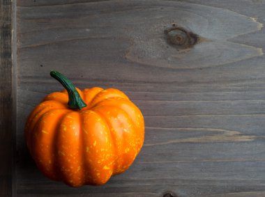 ahşap tahta üzerinde kabak ile sonbahar arka plan