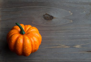 ahşap tahta üzerinde kabak ile sonbahar arka plan
