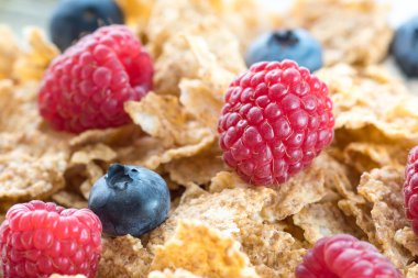 tahıl gevreği taze ahududu tatlı ile