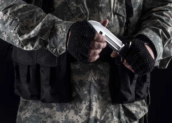 Wojskowy z nożem w ręku z bliska na czarnym tle — Zdjęcie stockowe