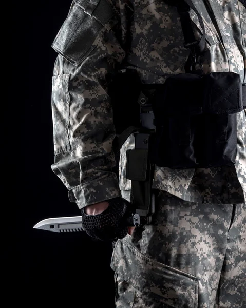 Bir elinde bir bıçak ile askeri adam siyah arka plan üzerine kapatın — Stok fotoğraf