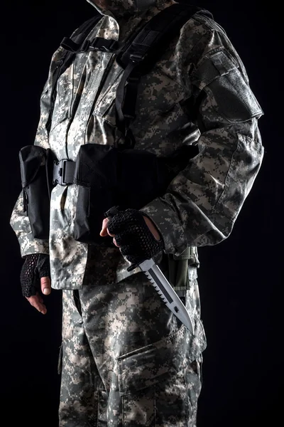 Wojskowy z nożem w ręku z bliska na czarnym tle — Zdjęcie stockowe