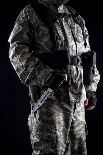 Військовий чоловік з ножем в руці крупним планом на чорному тлі — стокове фото