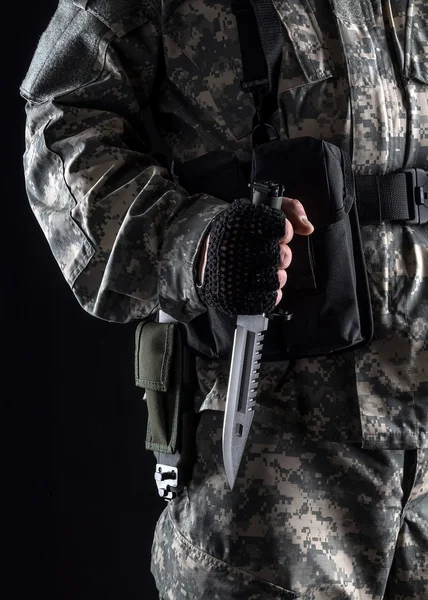 Voják s nožem v ruce zblízka na černém pozadí — Stock fotografie