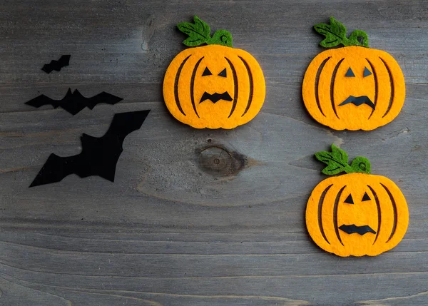 Whimsical Halloween background image of handmade felt jack-o-lantern on rustic wood — Stock Photo, Image