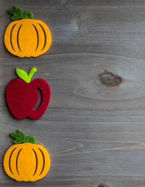 Calabaza de otoño y manzana sobre tabla de madera — Foto de Stock