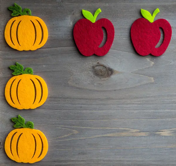 Calabaza de otoño y manzana sobre tabla de madera — Foto de Stock