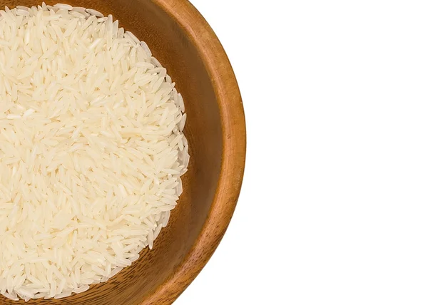 Arroz blanco largo sobre fondo blanco, cereales crudos sin cocer de cerca en un tazón de madera — Foto de Stock