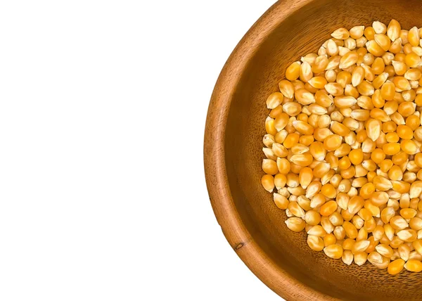 Сухие зерна кукурузы в деревянной чаше — стоковое фото