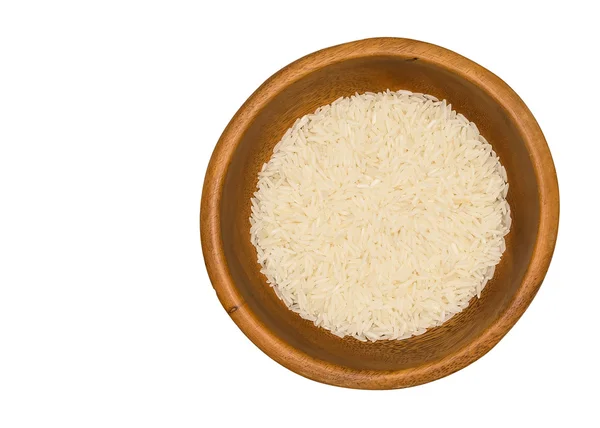 Arroz longo branco no fundo branco, cereais crus não cozidos close-up em uma tigela de madeira — Fotografia de Stock