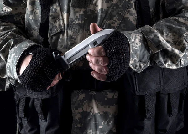 黒の背景に手にナイフを持つ軍人クローズ アップ ロイヤリティフリーのストック写真