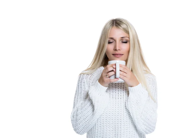 Schöne Frau mit weißer Tasse — Stockfoto