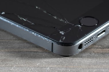 Moskova, Rusya - 6 Ekim 2014: Fotoğraf kırık iPhone 5. iPhone 5 Apple tarafından geliştirilen bir smartphone olduğunu İphone hattı bir parçasıdır. iPhone dünya favori smartphone olduğunu.