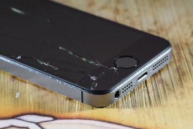 Moskova, Rusya - 6 Ekim 2014: Fotoğraf kırık iPhone 5. iPhone 5 Apple tarafından geliştirilen bir smartphone olduğunu İphone hattı bir parçasıdır. iPhone dünya favori smartphone olduğunu.