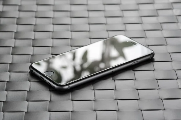MOSCÚ, RUSIA - 29 DE SEPTIEMBRE DE 2014: Nuevo iPhone 6 es un smartphone desarrollado por Apple Inc. Apple lanza el nuevo iPhone 6 y iPhone 6 Plus —  Fotos de Stock