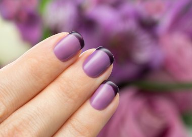 Güzel manikür, Lehçe Menekşe rengidir.