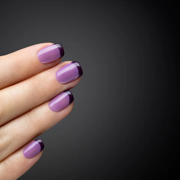 Hermosa manicura, el pulido es un color violeta . — Foto de Stock