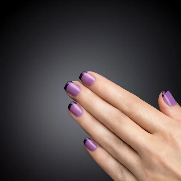 Hermosa manicura, el pulido es un color violeta . — Foto de Stock