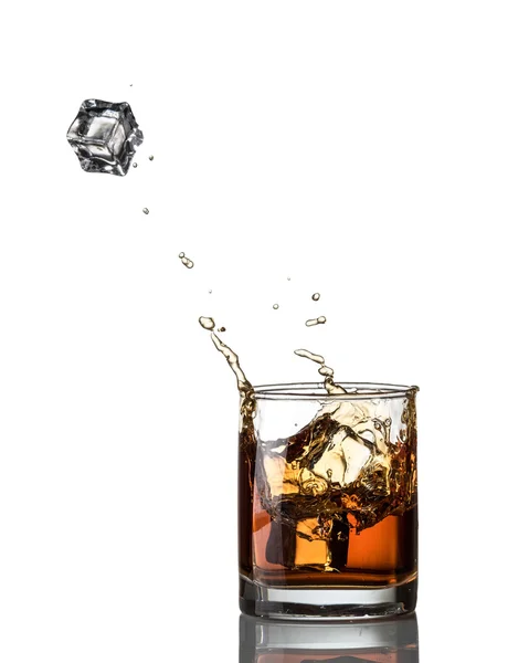 Whisky splash e gelo isolado — Fotografia de Stock