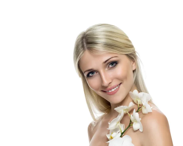 Vuxen kvinna med vackra ansikte och vita blommor. — Stockfoto